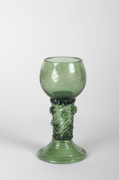Roemer en verre vert soufflé, la coupe à

décor...