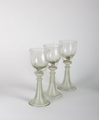 Trois roemers en verre soufflé légèrement

vert,...