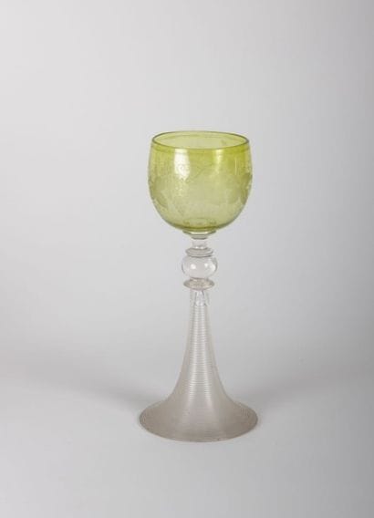 Roemer en verre soufflé translucide et vert,

la...