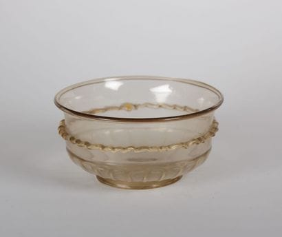 Bol en verre légèrement ambré, soufflé,

à...