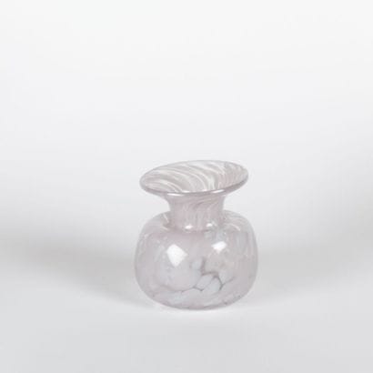 Vase en verre soufflé et tacheté blanc de

forme...