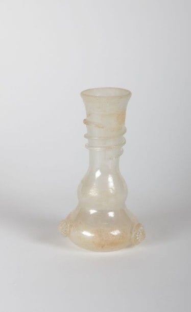 Vase en verre opalescent légèrement irisé,

la...