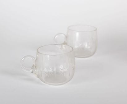 Paire de tasses en cristal taillé à décor...