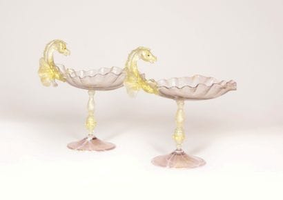 Paire de coupes en forme de coquille en

verre...