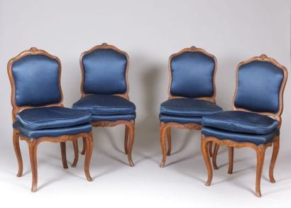Suite de quatre chaises en bois naturel

mouluré...