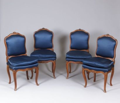 Suite de quatre chaises en bois naturel

mouluré...