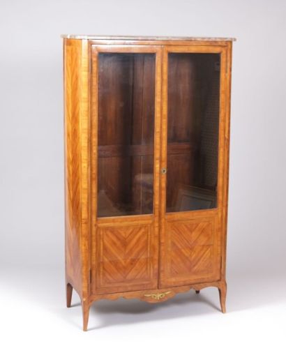 Vitrine en placage de bois de rose

marqueté...