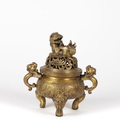 Brûle parfum en bronze posant sur trois pieds...