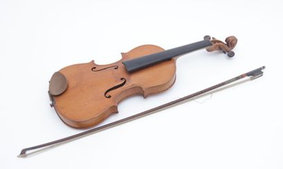 Violon et son archet

Long. : 58,5 cm - Long....