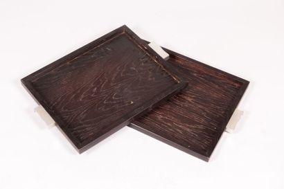 Deux plateaux rectangulaires en bois noirci,...