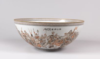 Coupe en porcelaine polychrome et

rehauts...