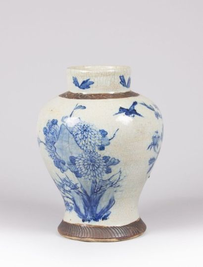 CHINE

Vase balustre en grès à émail craquelé...