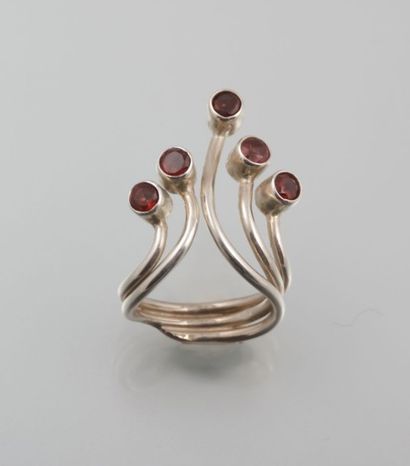 Bague en argent ornée de cinq bras terminant...