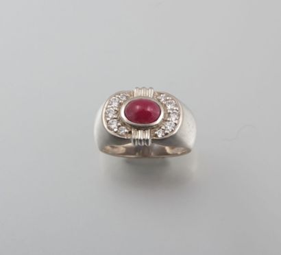 Bague en argent sertie en con centre d'un...