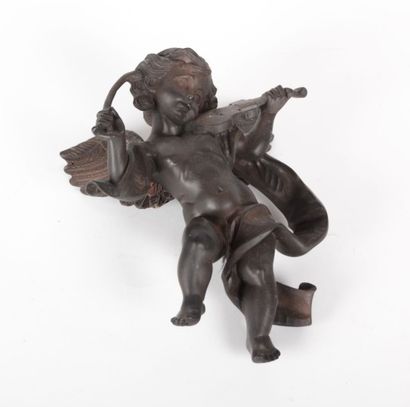 Ange en platre patiné à l'imitation du bronze

XXème...