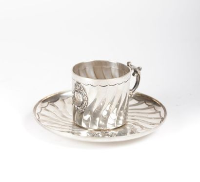 Tasse et sa sous-tasse en métal argenté orné...