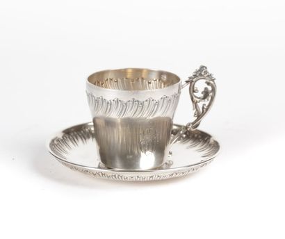 Tasse et sa sous-tasse en argent à décor...