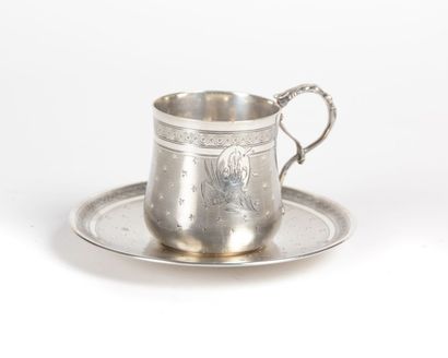 Tasse et sa sous-tasse en argent à décor...