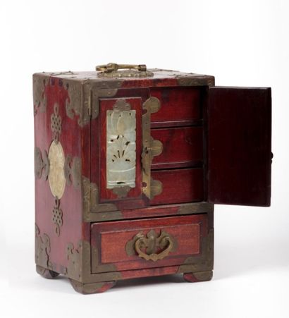 Cabinet portatif en bois peint, les montants...