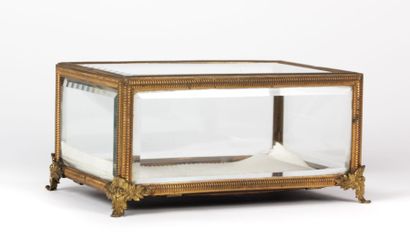 Boîte formant vitrine en verre biseauté,...