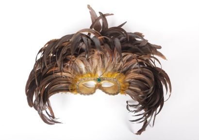 Loup à décor d'une haute coiffe en plumes...