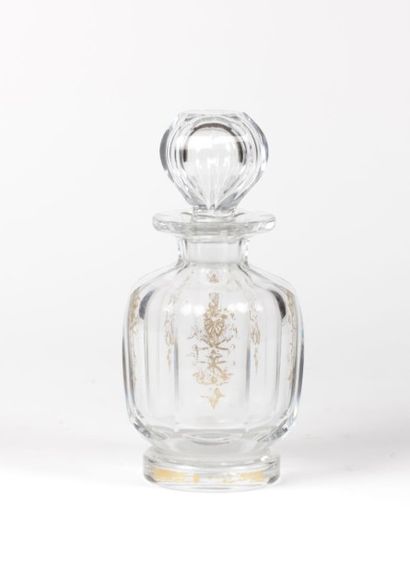 BACCARAT

Flacon en verre moulé et gravé...