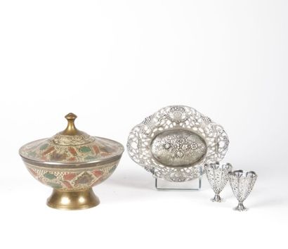 Lot composé d'une corbeille et deux coquetiers...
