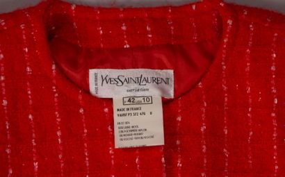 Yves SAINT LAURENT 

Manteau en laine rouge...