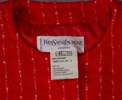 Yves SAINT LAURENT 

Manteau en laine rouge...