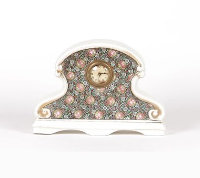 Pendule de cheminée en faïence crème, polychrome...