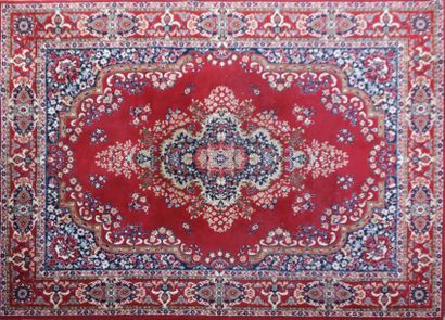 Tapis en laine à fond rouge et cartouche...