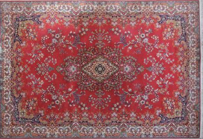 Tapis en laine à fond rouge à décor de jetées...