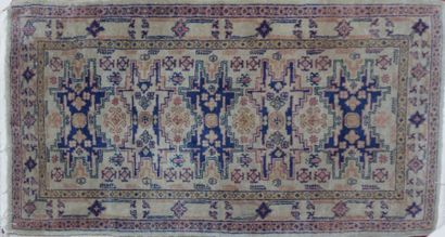 Tapis en laine à fond crème à décor de forme...