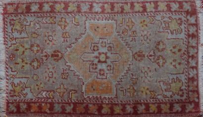 Tapis en laine à fond crème à décor de forme...