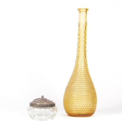 Lot composé d'une bonbonnière en verre translucide,...