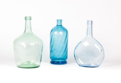 Lot de 3 flacons en verre composé d'un récipient...