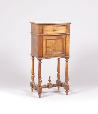 Table de chevet en bois naturel ouvrant en...