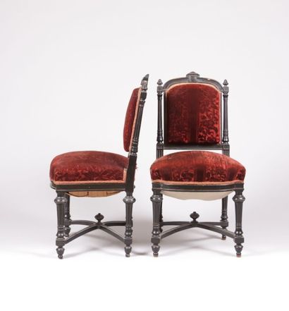 Paire de chaises en bois mouluré et sculpté,...