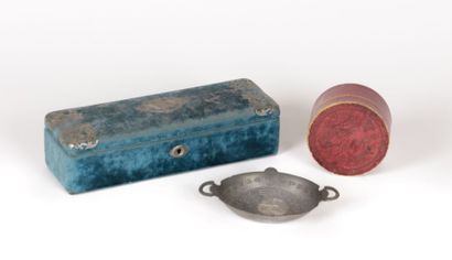 Lot composé d'un coffret à bijoux rectangulaire...