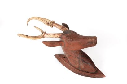 Tête de cerf en bois sculpté et peint surmonté...