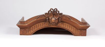 Corniche d'armoire en bois mouluré et sculpté...