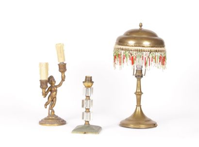 Lot composé d'une lampe à poser en laiton...