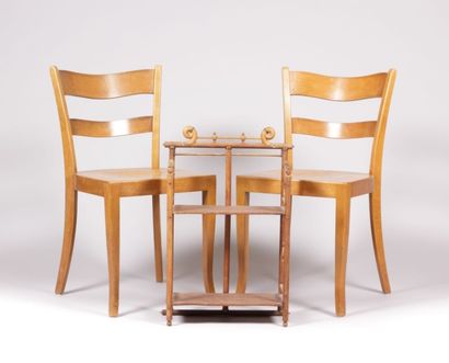 Paire de chaises en bois naturel, le dossier...