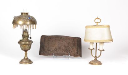 Lot comprenant une lampe à pétrole en laiton,...