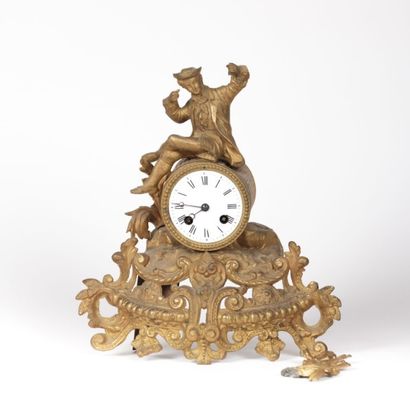 Pendule en régule doré, le cadran circulaire...