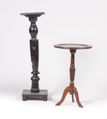 Selette en bois naturel mouluré et sculpté,...