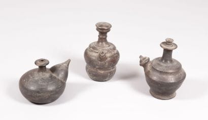 Lot de 3 gourdes en terre cuite à bec verseur,...