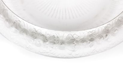 LALIQUE René

Coupe creuse en verre moulé,...