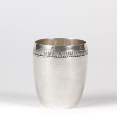 Timbale en argent uni à décor d'une frise...