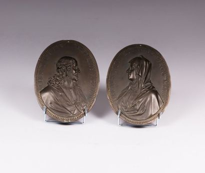 Deux médaillons en bronze de forme

ovale...